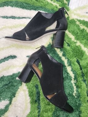 Beautiful Black Peep-Toe Block Heel Sandals By Donald J Pliner